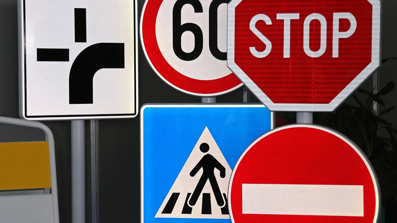 Road signs to learn for the driving theory test